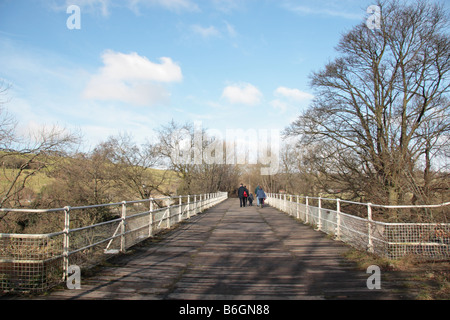 Wanderer, die Überquerung der alten Eisenbahn Brücke über den Fluss Swale Easby Abbey Richmond North Yorkshire England Stockfoto