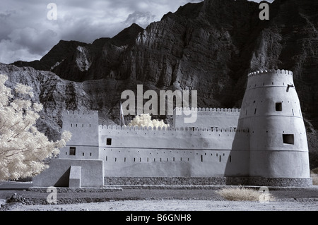 Infrarot-Bild von Bukha Fort, Musandam, Oman mit Farbfehler und Kanal tauschen Stockfoto