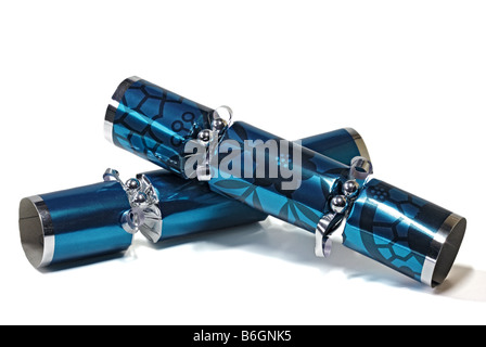 Zwei blaue Christmas Cracker auf weiß Stockfoto