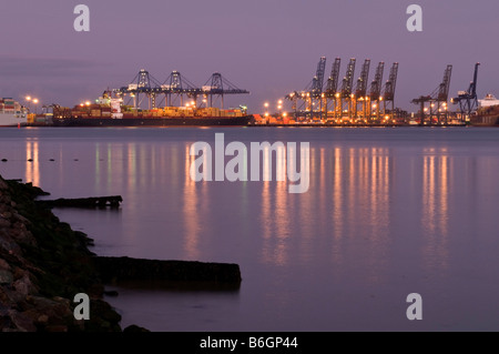 Blick Richtung Felixstowe Docks von Shotley Gate Stockfoto