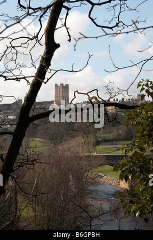 Richmond Bergfried steht über die Stadt und die Quecksilber-Brücke über den Fluss Swale Stockfoto