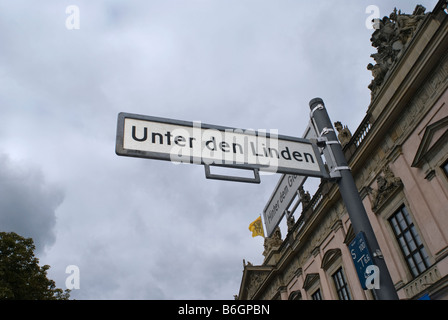 Unter Höhle Linden Straßenschild Berlin Deutschland Stockfoto