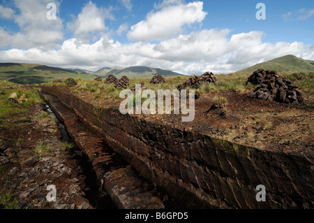 Connemara Turf Stack Haufen Heap Hügel bereit Remis nach Hause bringen in einem Moor Connemara Galway westlich von Irland Stockfoto