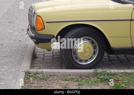 gelbes Auto parkte auf der Straße Stockfoto