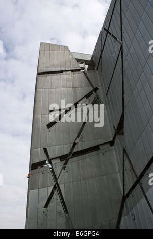die metallischen Stahlwände Judisches Museum Jüdisches Museum, entworfen von Libeskind in Berlin Deutschland Stockfoto