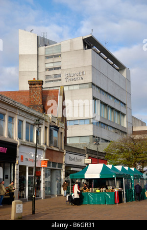 Ansicht von Bromley High Street zeigt die Churchill Theater Kent England Stockfoto