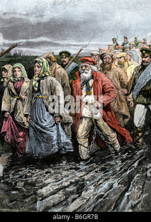 Russische Häftlinge marschierten auf einen schlammigen Weg zum Exil in Sibirien 1880. Hand - farbige Holzschnitt Stockfoto