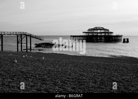 Ein Bild der ausgebrannten Überreste von Brightons West pier Stockfoto