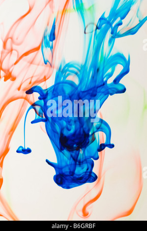 bunte Lebensmittelfarbe in Wasser Stockfoto