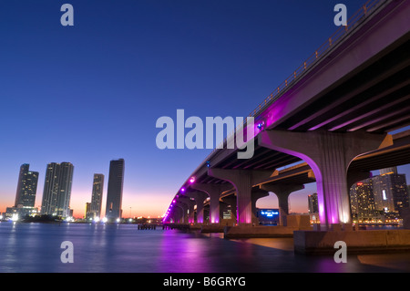 Magenta Lichter von Kunst im öffentlichen Raum Arbeit unterstreicht McArthur Causeway Bridge über Biscayne Bay Miami Florida Stockfoto