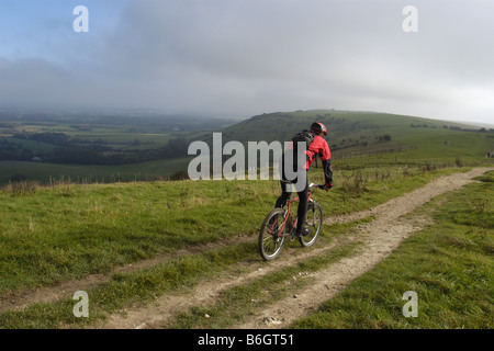 Radfahrer auf der South Downs Way in der Nähe von Ditchling Leuchtfeuer sussex Stockfoto