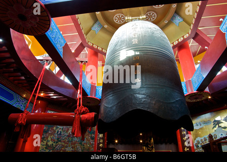 Drei Tonnen Bronzeglocke höchsten in der Welt und riesige rote emaillierte hölzerne Stürmer Hammer auf 154 Meter Tianning Pagoda Stockfoto