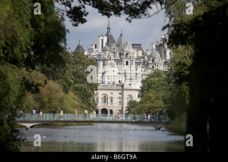 Besucher durchqueren eine Fußgängerbrücke in St James Park Blick in Richtung Horse Guards Parade. Stockfoto