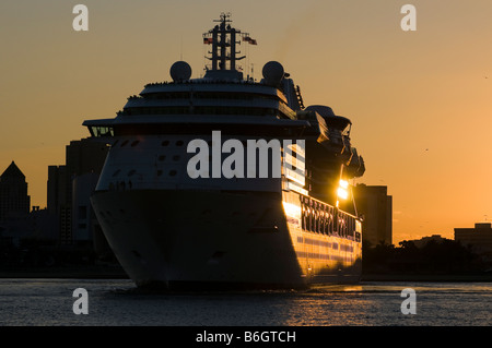 Kreuzfahrtschiff Passagiere beobachten Sonnenuntergang Biscayne Bay Miami Florida gesäumt Stockfoto