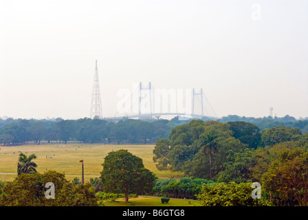 Maidain, Kolkata, mit der Vidyasagar Setu-Brücke in der Ferne Stockfoto