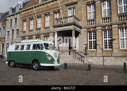 Klassische VW-Bus im Rathaus Roermond Niederlande Stockfoto