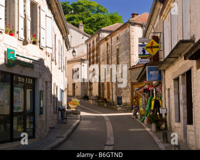 Straße mit kleinen Tabac laden laden in der mittelalterlichen Stadt von Montaigu de Quercy, Tarn et Garonne, Frankreich, Europa Stockfoto