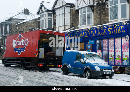 Ein lokales Geschäft nimmt der Brötchenservice am Morgen, trotz des Rückgangs der Schnee über Nacht. Stockfoto
