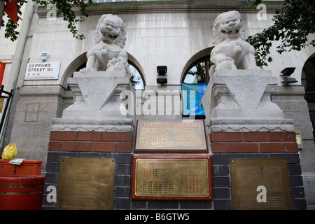 Plaketten und chinesische Löwen in der Gerrard Street, Soho in Londons Chinatown, England. Stockfoto