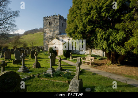 St. Michael und alle Engel Kirche, Hubberholme. Einen abgelegenen Waldkapelle mit einem kurzen unbuttressed Norman Turm. Stockfoto