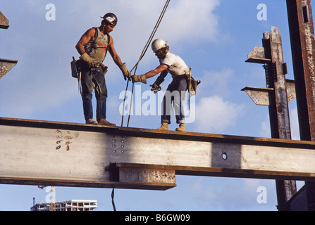 Hochhaus unter Baustahl, Arbeiter, zu Fuß auf Stahlträger, Miami. Stockfoto