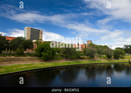 Der University of Adelaide sitzt hinter der River Torrens, Adelaide, South Australia, Australien Stockfoto