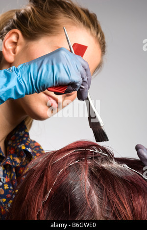 Haar-Colorist des Kunden Haar Farbe zuweisen Stockfoto