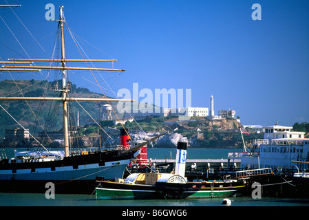 San Francisco Maritime National Historic Park, Kalifornien, USA - historische Boote, Schiffe, Hyde Street Pier, Alcatraz Insel in der Bucht Stockfoto