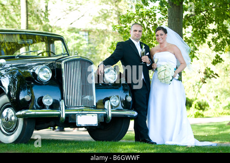 Braut und Bräutigam mit Limo Stockfoto