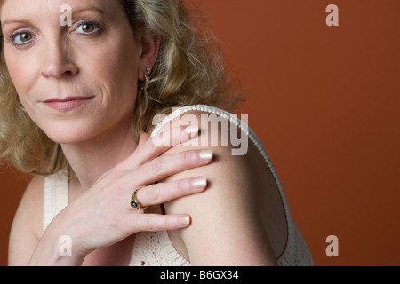 Porträt einer 50 Jahre alten Frau auf einem einfarbigen Hintergrund Stockfoto