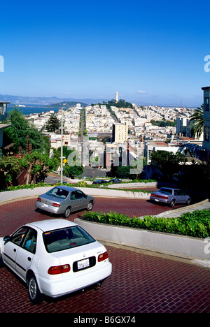 Lombard Street, San Francisco, Kalifornien, USA - Autos und Fahrzeuge fahren Down Russian Hill auf Crooked Winding Road, Blick auf die Stadt Stockfoto