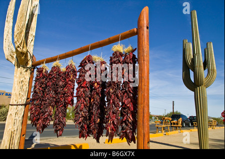 Chile Ristras hängen auf dem Display am Straßenrand. Stockfoto