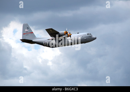 Die United States Air Force Lockheed C130 Hercules Flugzeug im Flug über Bellville, Michigan Stockfoto