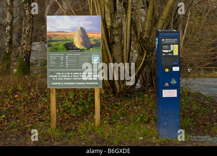 Fahrkartenautomat in Zahlen und Parkplatz in der Nähe von Rydal Wasser, Nationalpark Lake District, Cumbria, England UK anzeigen Stockfoto