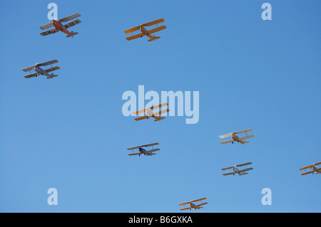 De Havilland DH 82A Tiger Moth Doppeldecker und eine De Havilland DH 83 Fox Moth Doppeldecker Stockfoto