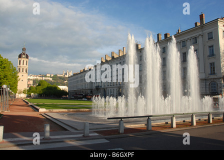 La Charite Bell Tower und Wasser Brunnen im Ort Antonin Poncet, Lyon, Frankreich Stockfoto