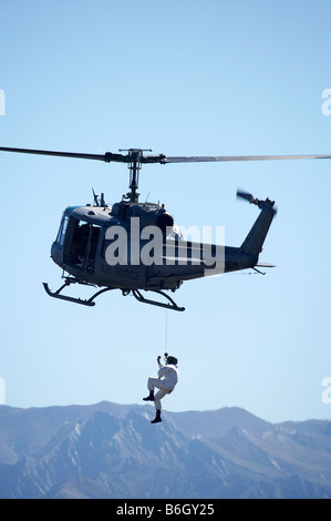 Irokesen Bell UH 1H Iroquois 205 Helicopter und Person auf Winde Warbirds über Wanaka Airshow Stockfoto