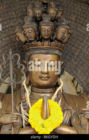 Guan Yin und die tausend Arme Statue in buddhistischen Tempel in Thailand gepflegt Chinatown. Stockfoto