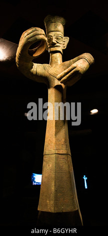 Hoch drei tausend Jahr alt Bronze Statue Sanxingdui drei Sterne Mound Museum Guanghan Chengdu Sichuan China Stockfoto