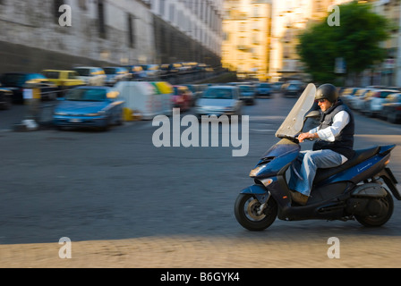 Mann auf einem Moped im Centro Storico Viertel von Neapel Italien Europa Stockfoto