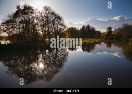 Der Fluss Trent in Flut, Trent Washlands, Burton-Upon-Trent, Staffordshire Stockfoto