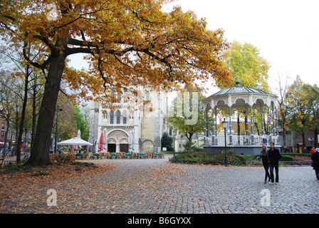 Munsterplein mit charakteristischen Musikpavillon im Herbst Roermond Limburg Niederlande Stockfoto