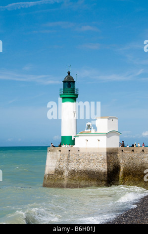 Leuchtturm am Strand von Le Treport, Seine-Maritime, Frankreich Stockfoto