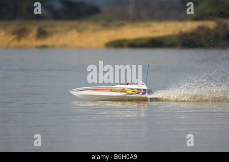 Modell mit dem Schnellboot auf einem See Stockfoto