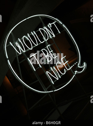 "Wäre es nicht Nizza" Zeichen in weißen Neon in der Nacht. Stockfoto