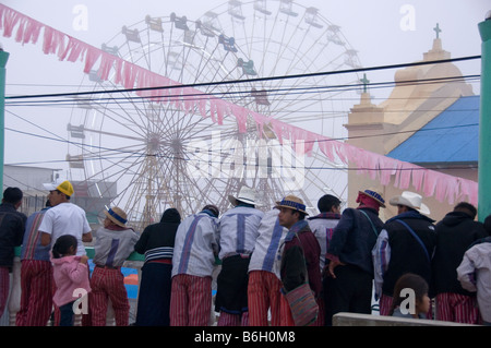 Männer in Tradition Kleid suchen auf der Messe während des jährlichen Festivals (Oktober 31-November 2) Todos Santos Cuchumatan. Guatemala Stockfoto