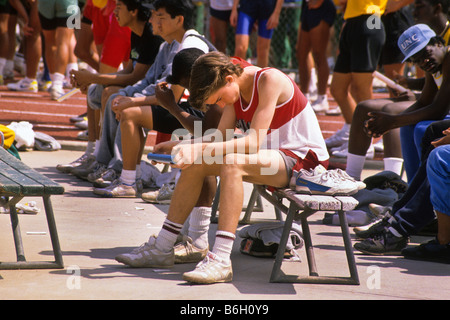 High School Track Runner ist tief in Gedanken versunken vor seinem großen Rennen. Stockfoto