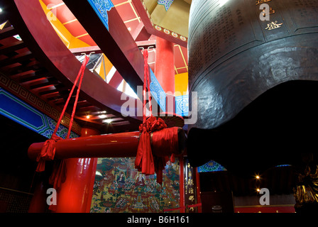 Drei Tonnen Bronzeglocke höchsten in der Welt und riesige rote emaillierte hölzerne Stürmer Hammer auf 154 Meter Tianning Pagoda Stockfoto