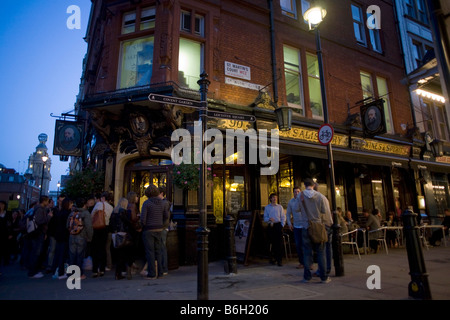 Am Abend Trinker außerhalb der Salisbury-Pub im St Martins Lane in der West End Theatern. Stockfoto