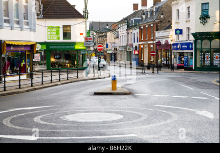 Mini-Kreisverkehr an der Kreuzung der Bath Road, Devizes Straße und Victoria Road in Old Town, Swindon, Wiltshire, England, UK Stockfoto